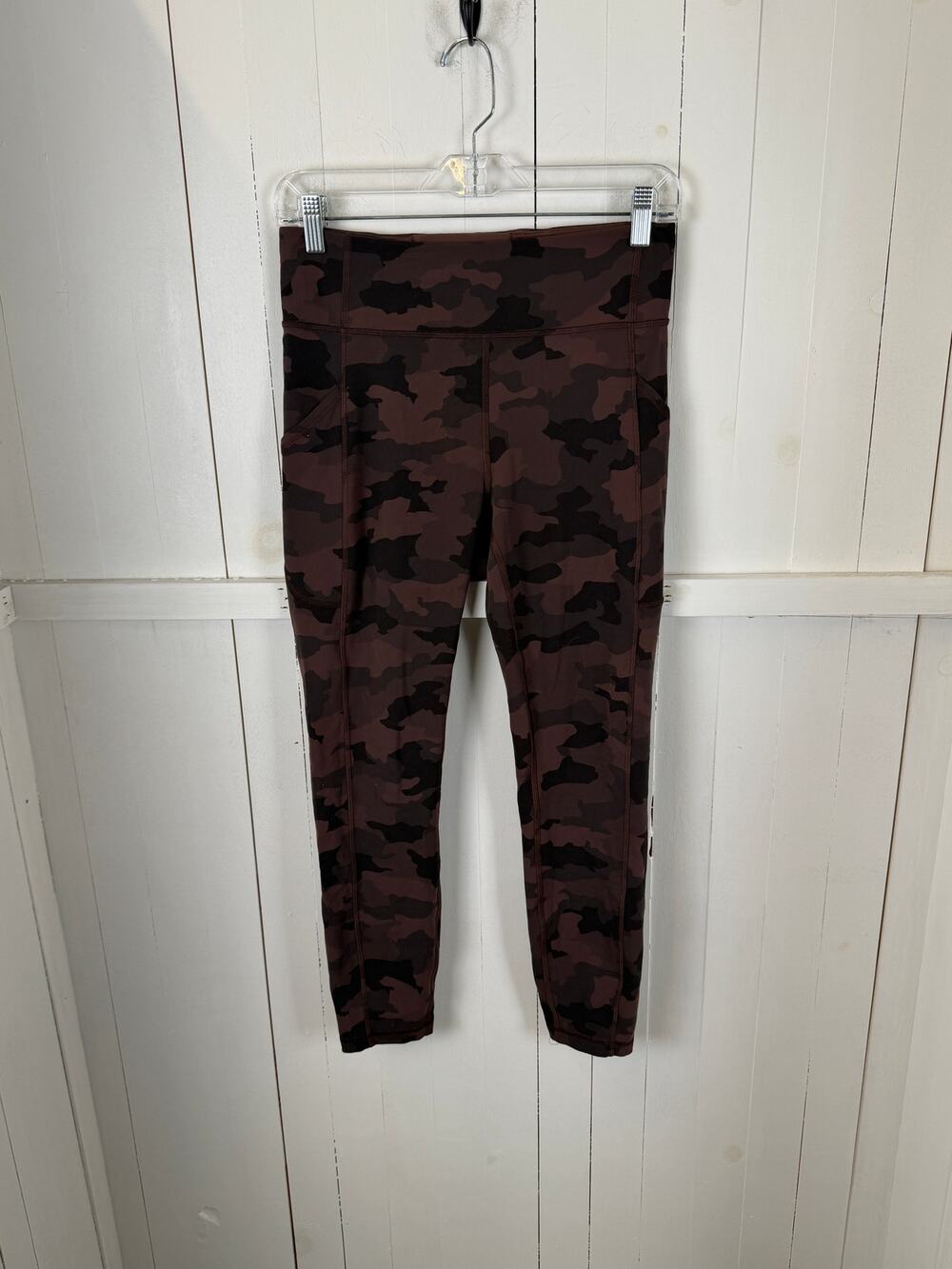 Lululemon Red Black Capri Leggings Size 8 Nylon Excellent